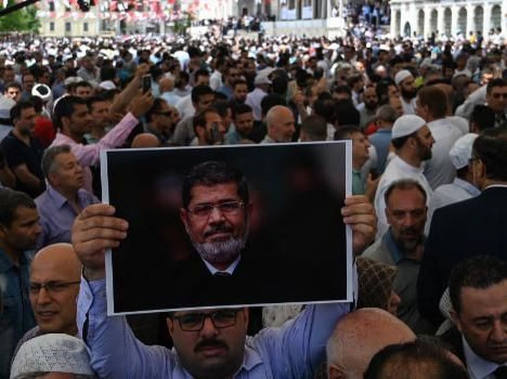 Mohamed Mursi Meninggal, Erdogan Salat Gaib Bareng Warga di Istanbul Mohamed Mursi Meninggal, Erdogan Salat Gaib Bareng Warga di Istanbul