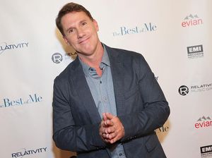 Tuai Kontroversi Singgung LGBT, Penulis The Notebook Minta Maaf