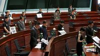 Anggota Dewan Hong Kong Mengheningkan Cipta untuk Pendemo yang Tewas