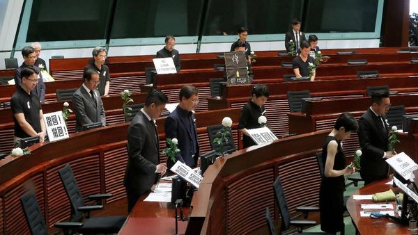 Anggota Dewan Hong Kong Mengheningkan Cipta untuk Pendemo yang Tewas