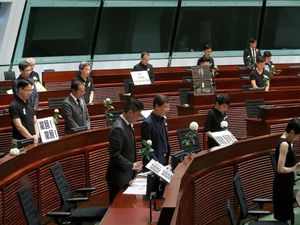 Anggota Dewan Hong Kong Mengheningkan Cipta untuk Pendemo yang Tewas