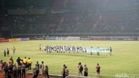 Mereka juga membentangkan spanduk Jangan Bikin Malu Surabaya. 