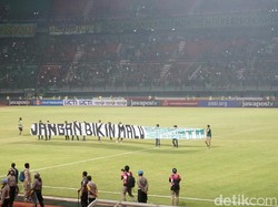Ketika Bejo Sugiantoro Masuk Lapangan dan Ditarik Anaknya