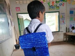 Viral! Kisah Haru Ayah Buatkan Anaknya Tas dari Tali Rafia, Bikin Netizen Iba