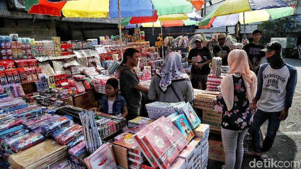 Berburu Alat Tulis Sekolah di Pasar Asemka