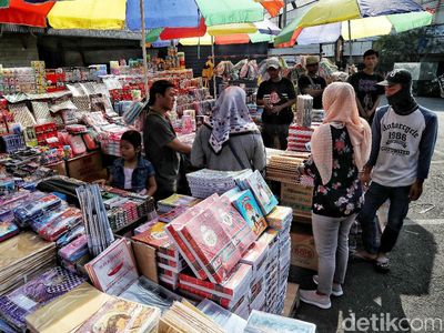 Berburu Alat Tulis Sekolah di Pasar Asemka