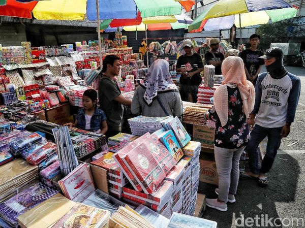 Berburu Alat Tulis Sekolah di Pasar Asemka