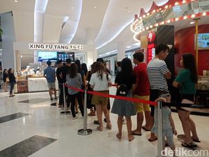 Fenomenal! Pembeli Rela Antre Berjam-jam Demi Makanan Viral Fenomenal! Pembeli Rela Antre Berjam-jam Demi Makanan Viral