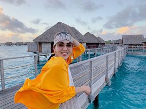 Liburan ke Bora Bora, Syahrini Pakai Kacamata Rp 27 Juta Liburan ke Bora Bora, Syahrini Pakai Kacamata Rp 27 Juta