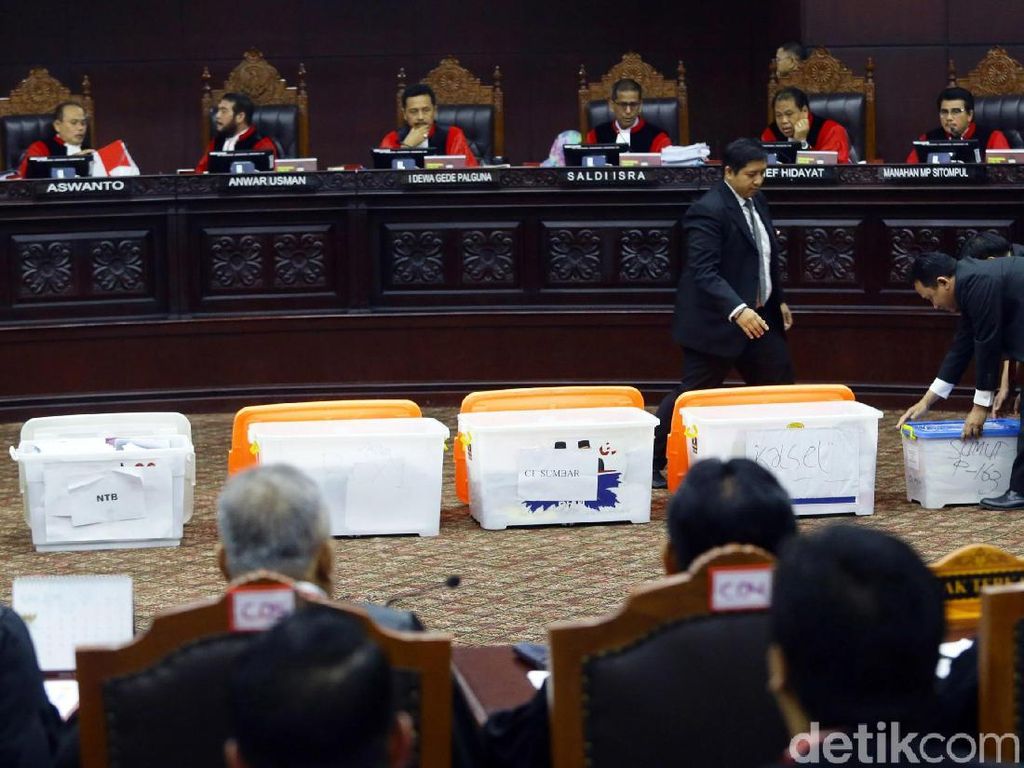 Penampakan Box Kontainer di Sidang Lanjutan Sengketa Pilpres 2019 Penampakan Box Kontainer di Sidang Lanjutan Sengketa Pilpres 2019