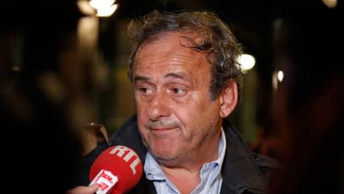Michel Platini meladeni pertanyaan usi diperiksa Kepolisian terkait kasus dugaan Korupsi Piala Dunia 2022. (Foto: Zakaria ABDELKAFI / AFP)