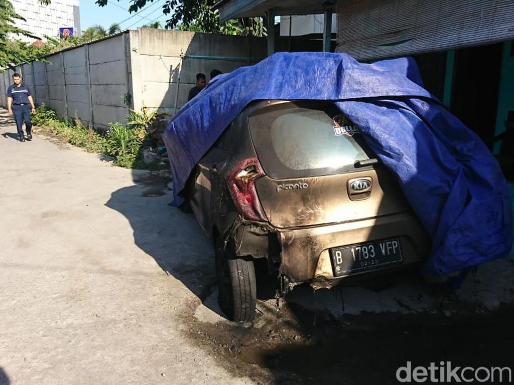 Mobil Terbakar Misterius di Solo, Polisi Amankan Jeriken Bensin Mobil Terbakar Misterius di Solo, Polisi Amankan Jeriken Bensin