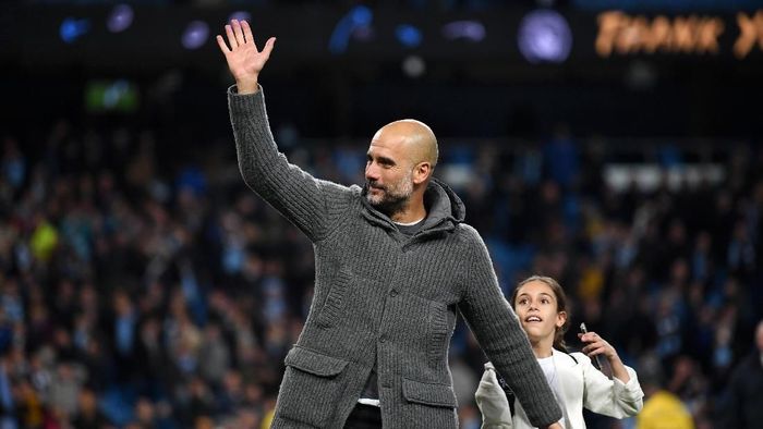 Pep Guardiola melelang jaket cardigan abu-abunya untuk amal Manchester City. (Foto: Michael Regan/Getty Images) Pep Guardiola melelang jaket cardigan abu-abunya untuk amal Manchester City. (Foto: Michael Regan/Getty Images)