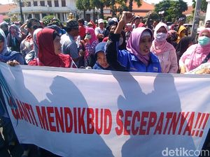 Ada Spanduk Ganti Mendikbud Secepatnya dalam Demo PPDB di Surabaya