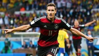 Striker legendaris Jerman Miroslav Klose menempati posisi kedua dengan 16 gol dalam 24 penampilan di empat Piala Dunia (2002, 2006, 2010, 2014). Gol terakhir Klose bersarang di gawang Brasil di semifinal dalam kemenangan 7-1. Foto: Robert Cianflone / Getty Images