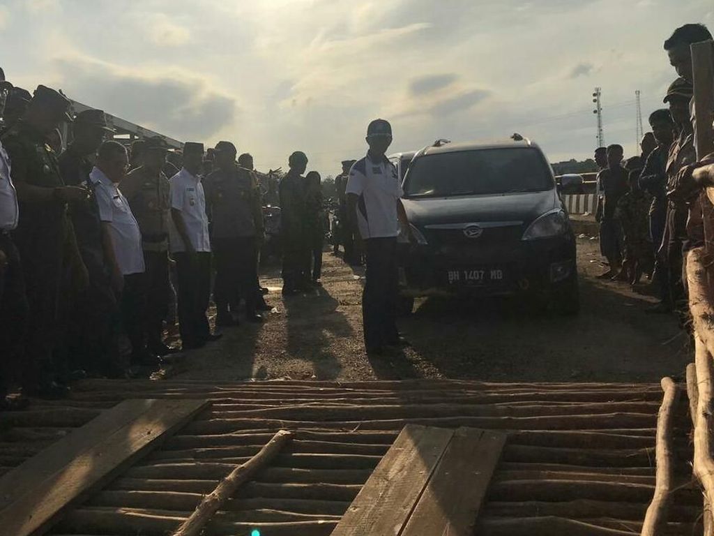 Jembatan Sumsel-Lampung Putus, Pemda Bangun Jembatan Darurat Jembatan Sumsel-Lampung Putus, Pemda Bangun Jembatan Darurat