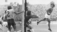 Sebanyak 14 gol diciptakan Gerd Muller (kanan) selama membela Jerman di Piala Dunia. Legenda yang kini berusia 73 tahun itu membawa negaranya di 1974, yang menandai Piala Dunia terakhirnya. Foto: AFP