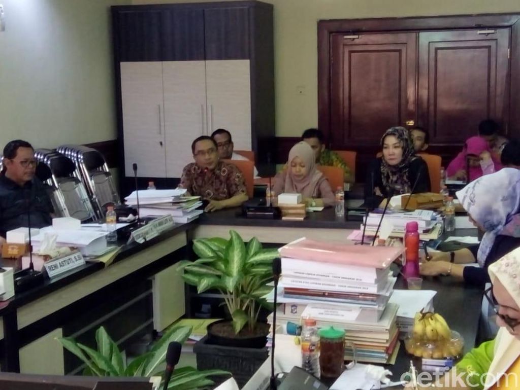 DPRD Surabaya Soroti Fasum dan Fasos yang Jadi Papan Reklame DPRD Surabaya Soroti Fasum dan Fasos yang Jadi Papan Reklame