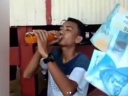 Ya Ampun! Demi Rp 100 Ribu, Remaja Ini Teguk Sebotol Sirup Tanpa Air