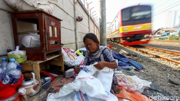 Potret Kehidupan di Bantaran Rel Kereta Api Ibu Kota