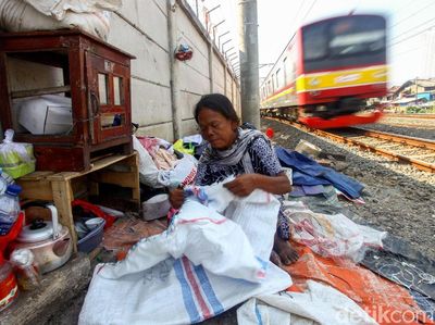 Potret Kehidupan di Bantaran Rel Kereta Api Ibu Kota