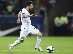 Tekanan pertama Argentina tercipta di menit kelima lewat Messi. La Pulga melakukan penetrasi yang masih bisa diadang lawan. Pedro Vilela/Getty Images.