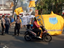 Demo Tolak IMB Reklamasi, Massa Bakar Ban di Depan Balai Kota DKI