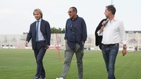Setibanya di stadion, Sarri disambut oleh Wakil Presiden Juventus Pavel Nedved dan chief football officer Fabio Pratici. Foto: Instagram @juventus