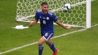 Argentina justru malah kecolongan di menit ke-37. Miguel Almiron menggiring bola dari sisi kiri, yang gagal dihentikan Leandro Daniel Paredes dan Roberto Pereyra. Upan silang dilepaskan dan berhasil disambar oleh Richard Sanchez. 1-0 Paraguay memimpin. Edgard Garrido/Reuters.