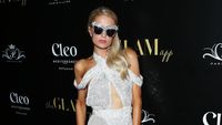 Tebar Pesona, Paris Hilton Pamer Kaki Jenjang dengan Gaun Berkilauan