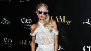 Tebar Pesona, Paris Hilton Pamer Kaki Jenjang dengan Gaun Berkilauan
