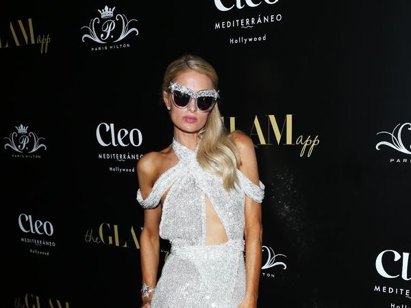 Tebar Pesona, Paris Hilton Pamer Kaki Jenjang dengan Gaun Berkilauan