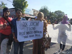 Protes Sistem Zonasi, Wali Murid di Surabaya Minta Jokowi Pecat Mendikbud Protes Sistem Zonasi, Wali Murid di Surabaya Minta Jokowi Pecat Mendikbud