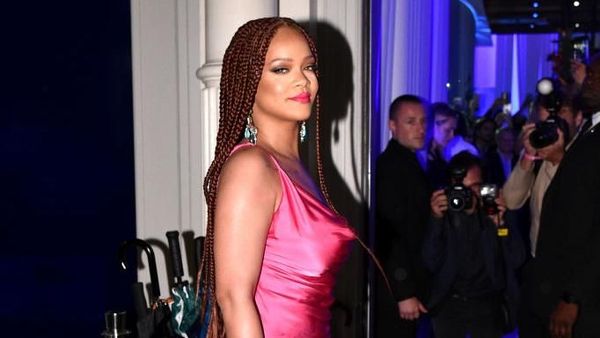 Gaya Rihanna Pamer Tubuh Bak Jam Pasir Pakai Gaun Pink Mini