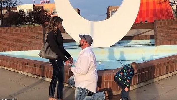 Foto: Momen Lamaran Romantis yang Berubah Jadi Konyol, Bikin Ngakak