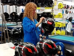 Intip Produksi Helm yang Dipakai Paspampres Jokowi dan Ariel Noah