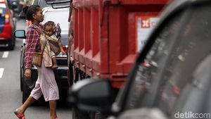 Aksi Pengamen Mencari Uang Sambil Gendong Anak