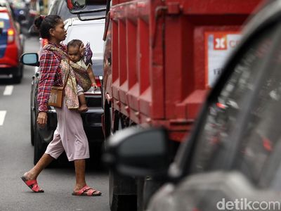 Aksi Pengamen Mencari Uang Sambil Gendong Anak