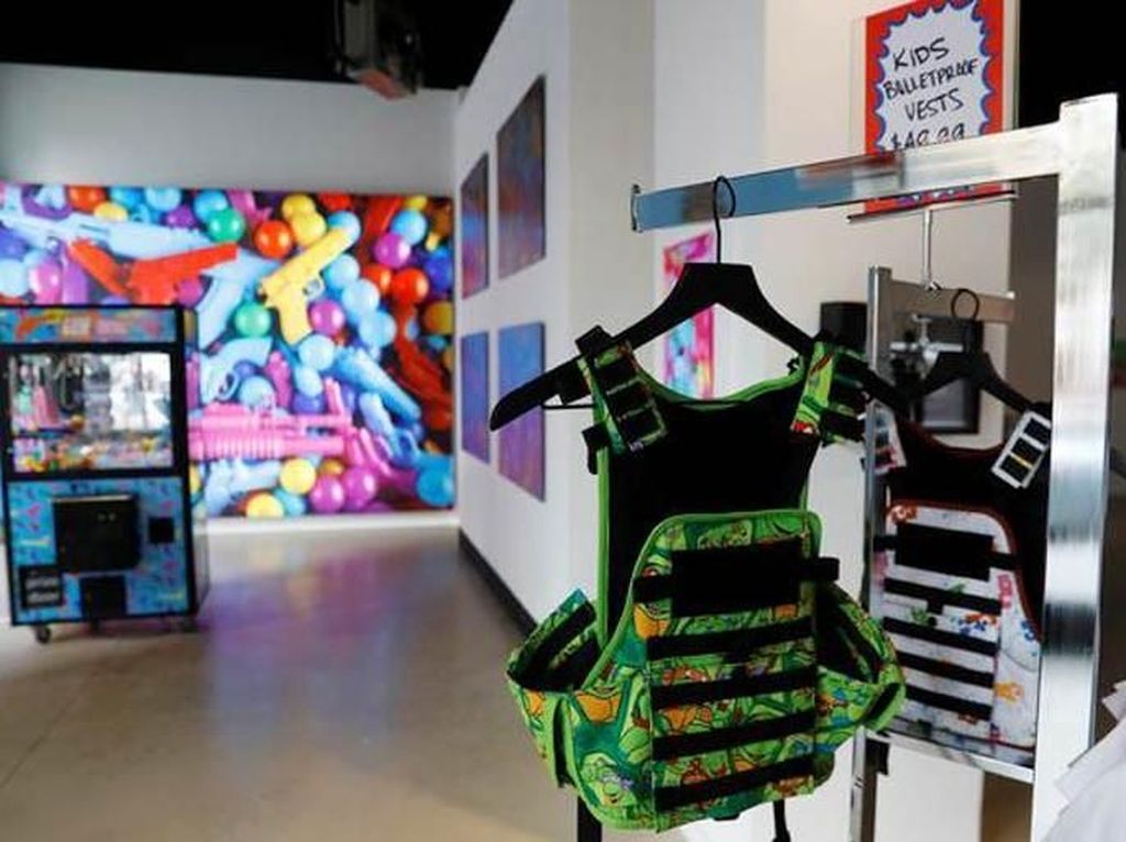 Belasan Rompi Antipeluru Kok Dipajang di Pameran Seni, Ada Apa? Belasan Rompi Antipeluru Kok Dipajang di Pameran Seni, Ada Apa?
