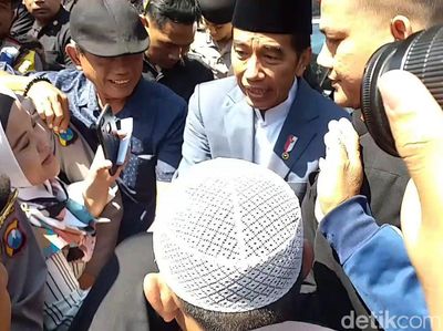 Begini Reaksi Warga Saat Bertemu Jokowi di Surabaya