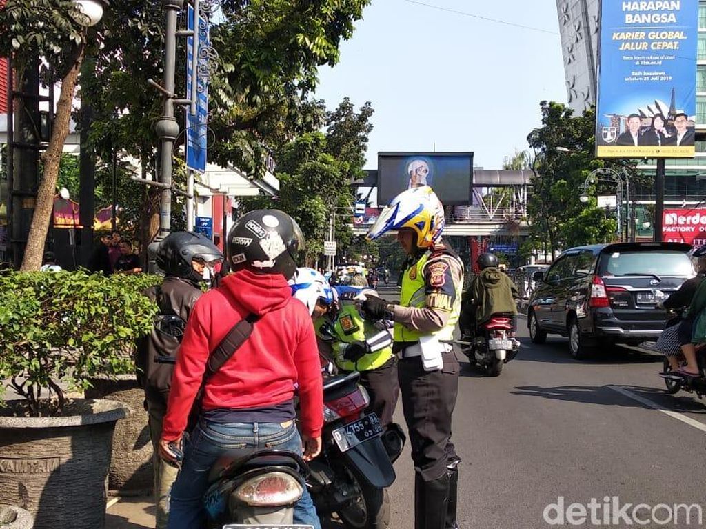 Biar Jera, Polisi Harap Hakim Beri Sanksi Maksimal Pelanggar Parkir Biar Jera, Polisi Harap Hakim Beri Sanksi Maksimal Pelanggar Parkir