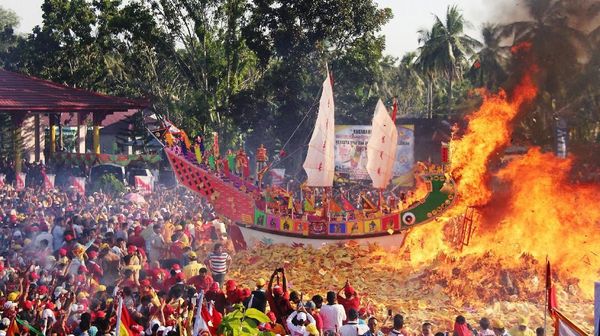 Yuk, Lihat Lagi Kemeriahan Ritual Bakar Tongkang di Riau
