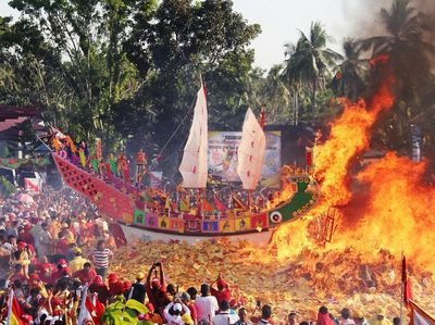 Yuk, Lihat Lagi Kemeriahan Ritual Bakar Tongkang di Riau