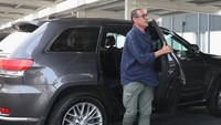 Sarri kemudian langsung menaiki sebuah mobil untuk menuju markas Juventus, Stadion Allianz. Sarri akan menukangi Si Nyonya Besar selama tiga tahun ke depan. Foto: Instagram @juventus