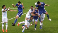 Argentina mendapat hadiah penalti di babak kedua. Bola sontekan Lautaro Martinez mengenai tangan Ivan Piris. Wasit Wilton Sampaio semula cuma memberikan tendangan sudut untuk Argentina, namun mengubah keputusan setelah meninjau ulang lewat video assistant referee (VAR). Edgard Garrido/Reuters.