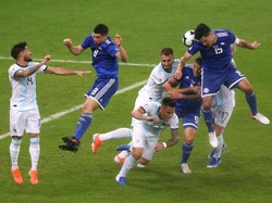 Argentina mendapat hadiah penalti di babak kedua. Bola sontekan Lautaro Martinez mengenai tangan Ivan Piris. Wasit Wilton Sampaio semula cuma memberikan tendangan sudut untuk Argentina, namun mengubah keputusan setelah meninjau ulang lewat video assistant referee (VAR). Edgard Garrido/Reuters.