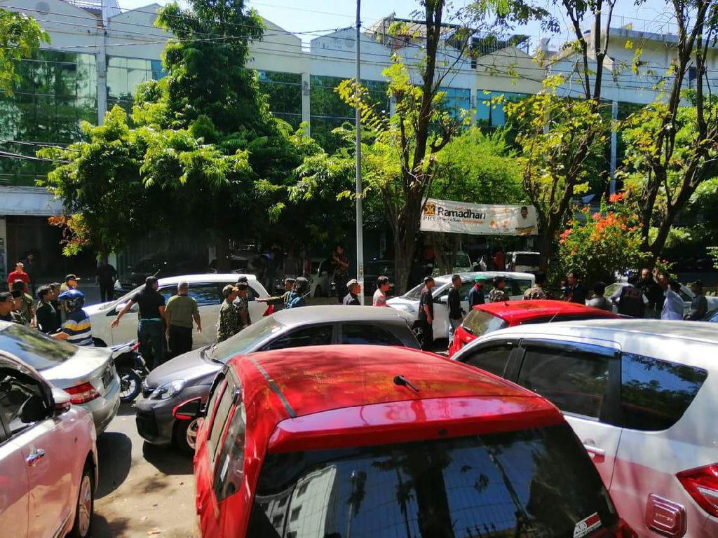Bentrokan Banser dan FPI Warnai Penundaan Sidang Gus Nur Bentrokan Banser dan FPI Warnai Penundaan Sidang Gus Nur