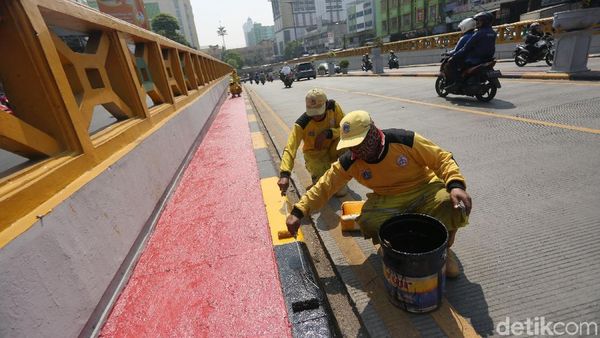 Aksi Petugas Bina Marga Percantik Kota Jakarta Jelang HUT ke-492