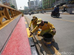 Aksi Petugas Bina Marga Percantik Kota Jakarta Jelang HUT ke-492
