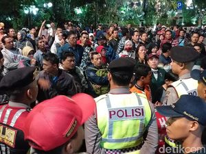 Kecewa Sistem Zonasi, Massa Aksi di Depan Kantor Risma Malam-malam